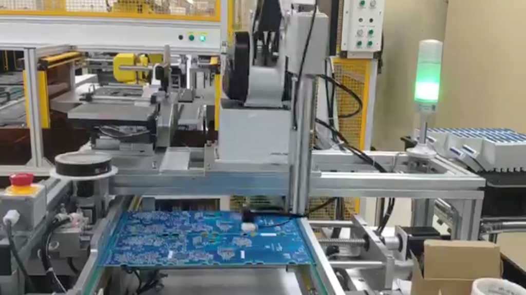 Automatizarea etichetării laptopurilor cu roboți colaborativi