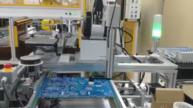 Automatizarea etichetării laptopurilor cu roboți colaborativi