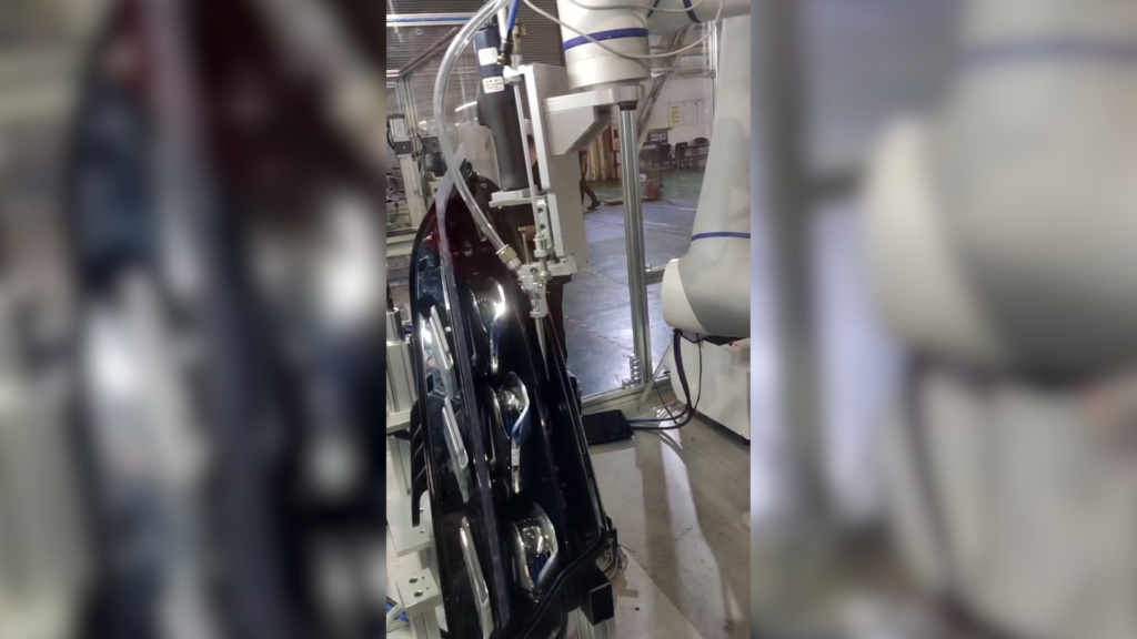 Automatizarea înșurubării pentru faruri auto cu roboți colaborativi