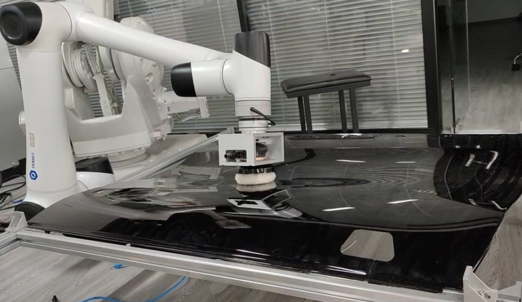 Automatizarea șlefuirii și lustruirii suprafeței plafonului auto cu roboți colaborativi