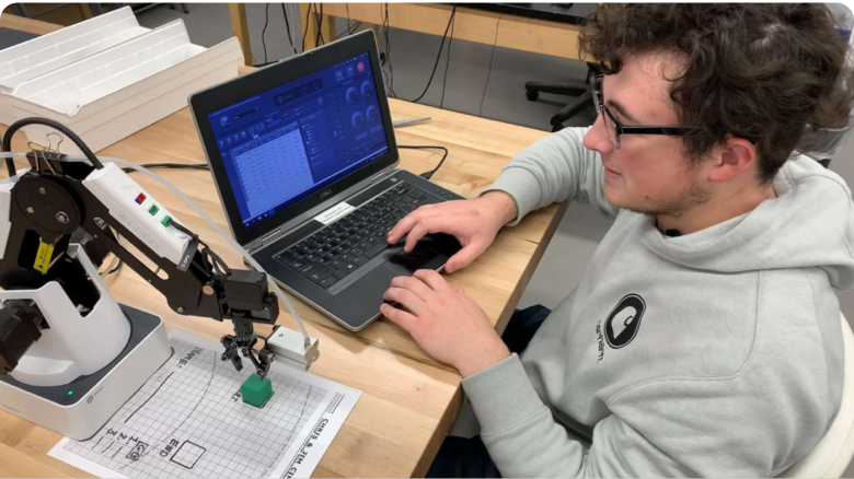 Educație STEM cu roboți colaborativi în liceu